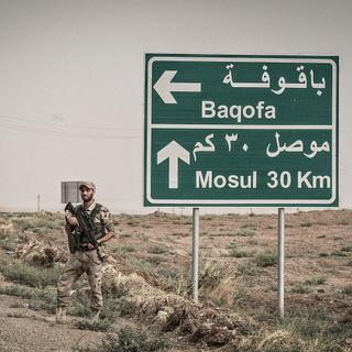 Des peshmergas contrôlent la route de Mossoul. [Gail Orenstein/NurPhoto]