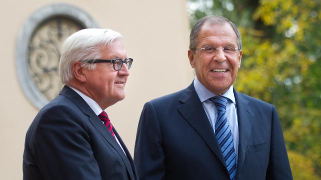 Le ministre des Affaires étrangère allemand Franz-Walter Steinmeier avec son homologue russe Sergueï Lavrov à Berlin.