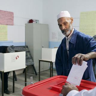 Un homme glisse son bulletin dans l'urne à Tunis, le 26 octobre 2014. [Anis Mili]