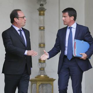 Le président français François Hollande et son Premier ministre Manuel Valls devant l'Elysée à la sortie du premier Conseil des ministres suivant la rentrée. [Patrick Kovarik]