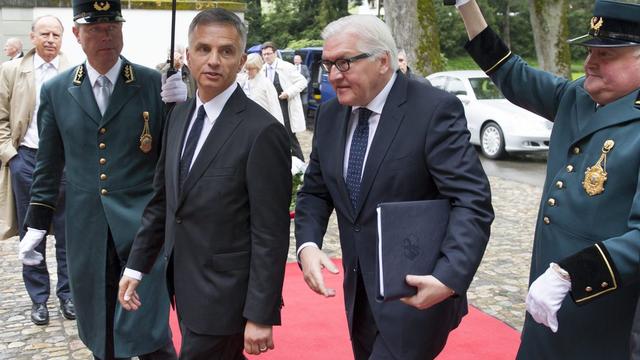 Didier Burkhalter a reçu vendredi matin son homologue allemand Frank-Walter Steinmeier. [EPA/Gjan Ehrenzeller]