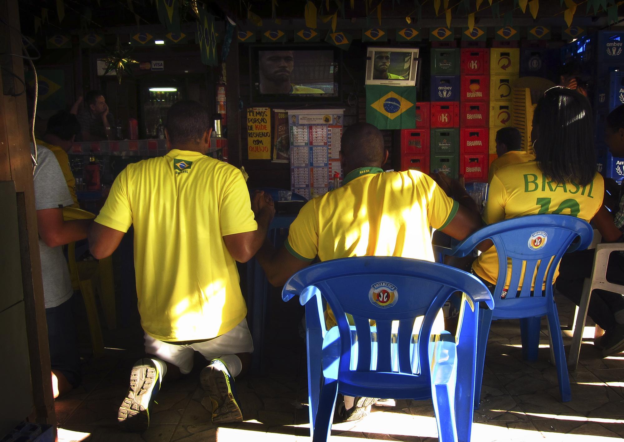 Les Brésiliens assistent volontiers à leur Coupe du monde dans les bars. [REUTERS - David Gray]
