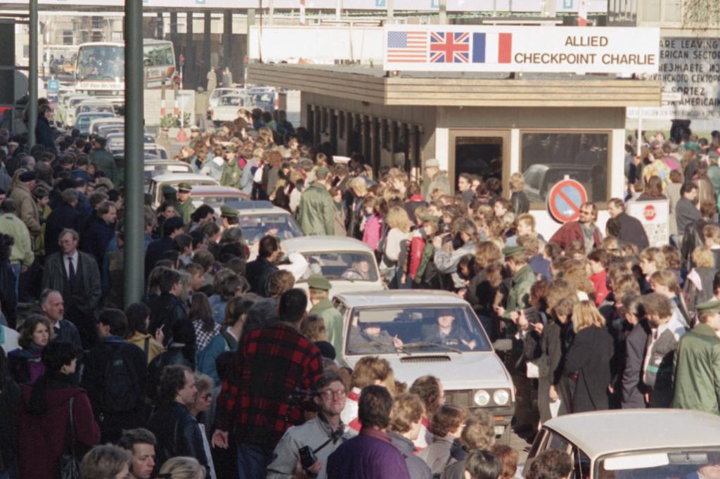 Le défilé des voitures à Checkpoint Charlie. [AP Photo/Thomas Kienzle]