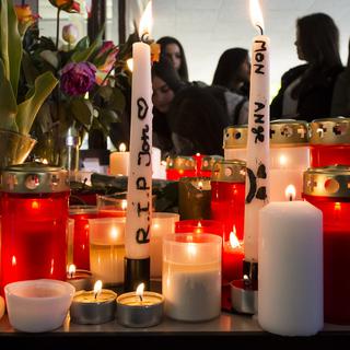 Des élèves du collège de l'Elysée ont rendu hommage à leur camarade décédé mardi soir à Rome. [Jean-Christophe Bott]