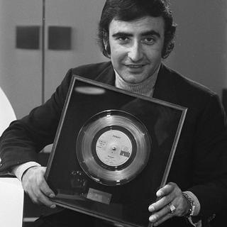 Peret en 1971 recevant un disque d'or pour "Borriquito". [CC-BY-SA]