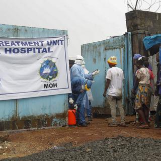 Désormais, les zones de danger sont clairement délimitées dans les hôpitaux du Liberia qui traitent les patients atteints du virus Ebola. [EPA/Ahmed Jallanzo]