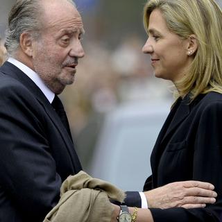 L'affaire met encore un peu plus à mal la monarchie (ici, Juan Carlos avec sa fille Cristina). [Josep Lago]