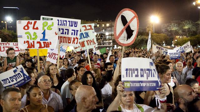 Plusieurs milliers d'Israéliens étaient rassemblés jeudi soir à Tel-Aviv pour réclamer la fin des tirs de roquettes. [Amir Levy]