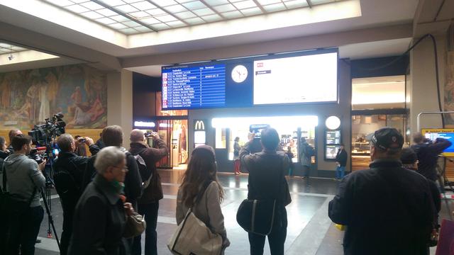 Les CFF ont installé leur nouveau tableau d'affichage LED dans la gare de Neuchâtel. [dk]