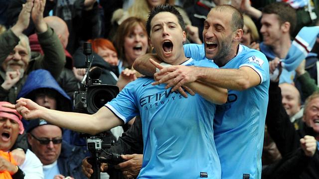 Nasri et Zabaleta ont des raisons de sourire. Manchester City est de nouveau au sommet de la Premier League. [Rui Vieira]