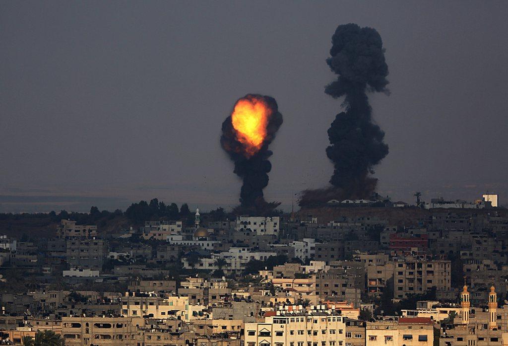 Une bombe lâchée mardi par l'armée israélienne explose sur Gaza. [EPA/MOHAMMED SABER]