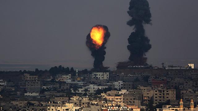 Une bombe lâchée mardi par l'armée israélienne explose sur Gaza. [EPA/MOHAMMED SABER]