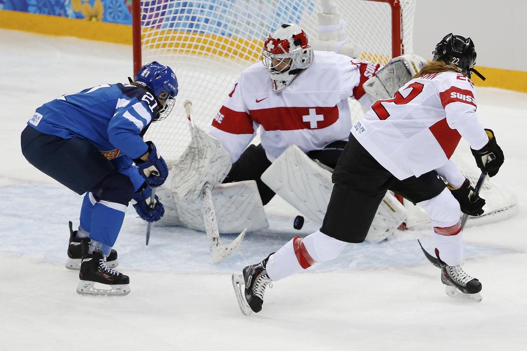 Avec deux buts, la Finlandaise Karvinen a causé bien des problèmes à la Suisse. [KEYSTONE - Petr David Josek]