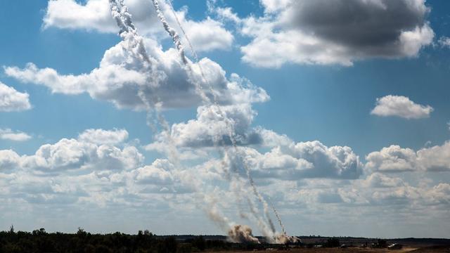 Affrontements entre militants séparatistes et forces ukrainiennes dans la région de Donetsk le 29 août. [EPA/Roman Pilipey]