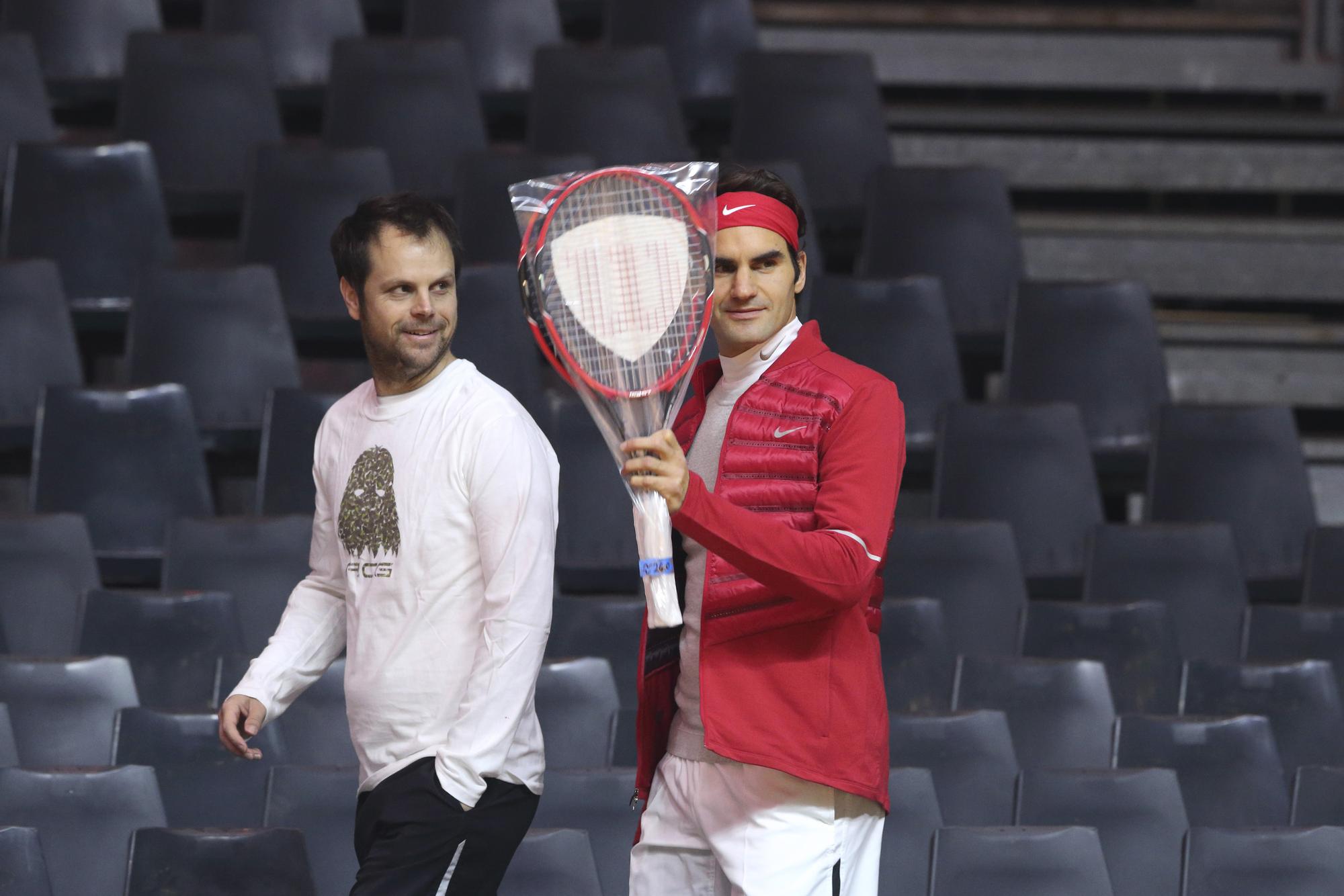 18h39, Roger Federer débarque enfin à l'entraînement, avec Séverin Lüthi. [REUTERS - Pascal Rossignol]