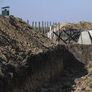L'une des tranchées creusée pour le projet de mur qui séparerait l'Ukraine de la Russie.
