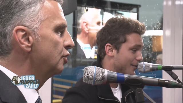 Le président Didier Burkhalter a rejoint spontanément Bastien Baker sur un titre de Bruce Springsteen. [SRF]