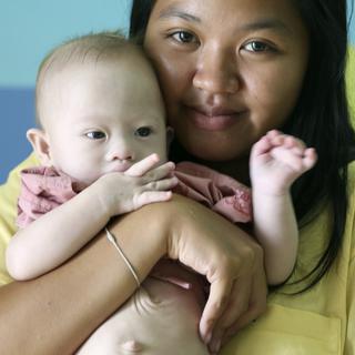 Pattaramon Chanbua et le petit Gammy, atteint de la trisomie 21. [Apichart Weerawong - AP Photo]
