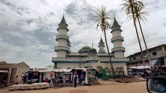 Depuis la déclaration de l’état d’urgence le 31 juillet dernier, les mosquées font le plein au Sierra Leone. [AFP/DPA - Wolfgang Langenstrassen]