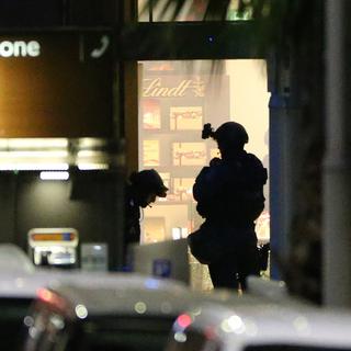La police a pris d'assaut le café Lindt à Sydney. [key - AP Photo/Glenn Nicholls]