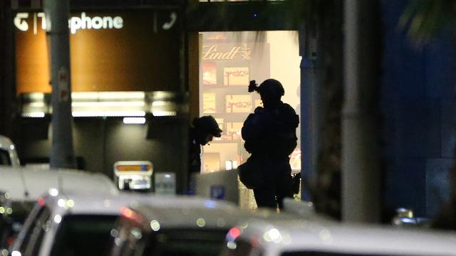 La police a pris d'assaut le café Lindt à Sydney. [key - AP Photo/Glenn Nicholls]