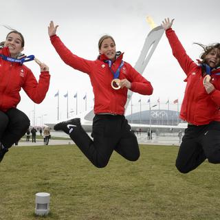 Heureuses, les joueuses de l'équipe suisse de hockey Sarah Forster, Julia Marty et Evelina Raselli, qui reviennent avec une médaille de bronze autour du cou. [Laurent Gilliéron]