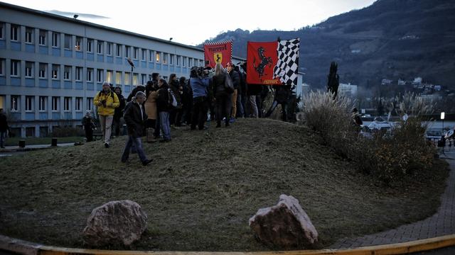 Les journalistes et fans de Schumacher sont toujours nombreux devant l'hôpital. [LAURENT CIPRIANI]