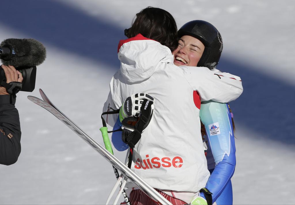 Dominique Gisin et Tina Maze se congratulent après leur sacre. [KEYSTONE - Gero Breloer]