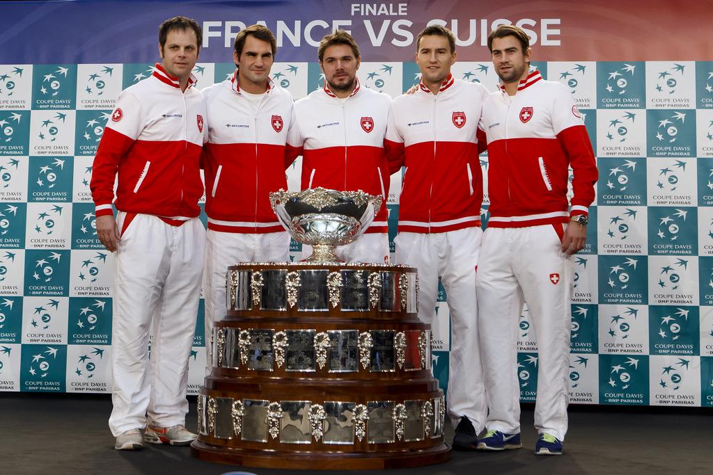 L'équipe de Suisse entourent la Coupe Davis. Prémonitoire? [Keystone - Salvatore Di Nolfi]