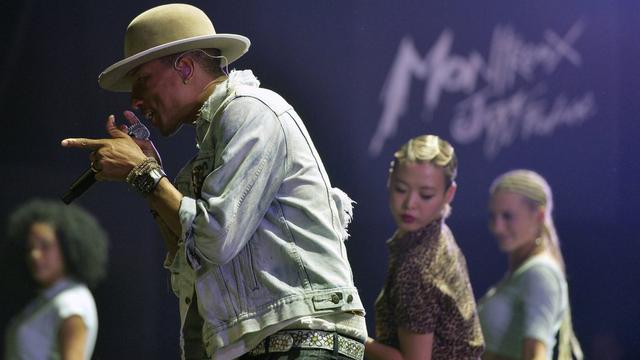 Pharrell Williams et ses danseuses durant sa performance de lundi soir à Montreux. [Richard Juilliart]