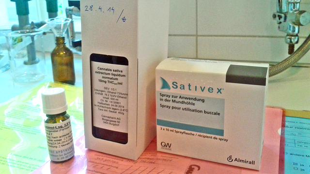 Le cannabis officiel: les flacons de la pharmacie de Langnau et (à dite) un emballage de Sativex, spray buccal contre les douleurs de la sclérose en plaques. [Simon Corthay]