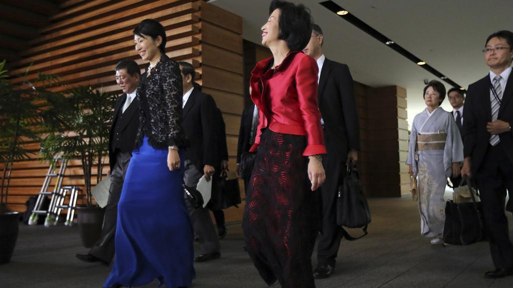Midori Matsushima, ministre de la Justice japonaise, et Yuko Obuchi, ministre du Commerce et de l'Economie. [AP Photo/Keystone - Eugene Hoshiko]