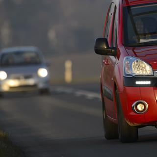 Les automobilistes suisses doivent normalement rouler les phares allumés, même de jour, depuis le 1er janvier 2014. [Laurent Gilliéron]