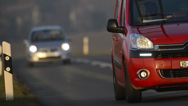 Les automobilistes suisses doivent normalement rouler les phares allumés, même de jour, depuis le 1er janvier 2014. [Laurent Gilliéron]