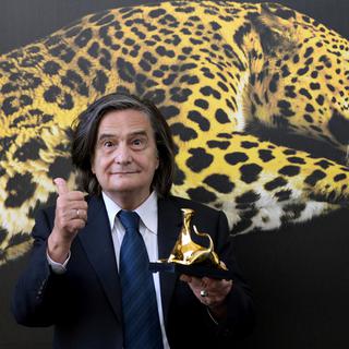 L'acteur français Jean-Pierre Léaud pose devant le fameux léopard du festival après avoir reçu le pirx "Pardo alla carriera". [AP Photo/Keystone, Urs Flueeler]