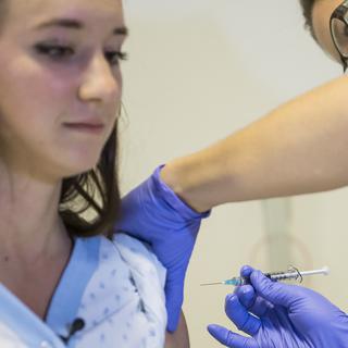 Une étudiante volontaire reçoit une dose du vaccin expérimental contre Ebola, à Lausanne le 4 novembre. [KEYSTONE/Jean-Christophe Bott]