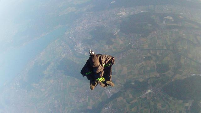 La chute libre de Remo Läng au-dessus d'Aarberg (BE) a duré cinq minutes. [Ferris Buehler Communications]