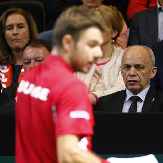 Le ministre Ueli Maurer avait assisté aux quarts de finale de la Coupe Davis en avril à Genève. [Denis Balibouse]