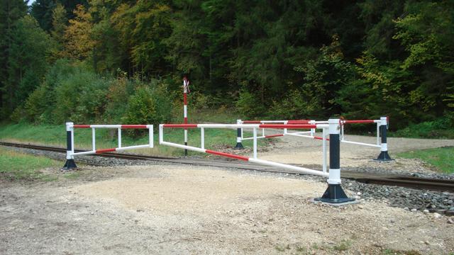 Passage à niveau assaini sur une ligne des CJ. [Chemins de Fer du Jura]