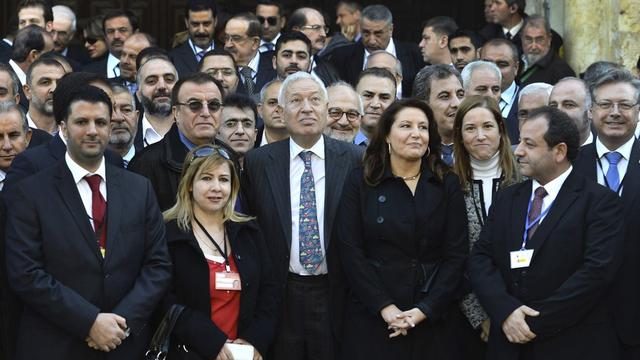 Les membres de plusieurs groupes de l'opposition syrienne se sont réunis en Espagne. Ils posent ici avec le ministre espagnol des Affaires étrangères, Jose Manuel Garcia-Margallo (au centre) [Keystone - Rafa Alcaide]