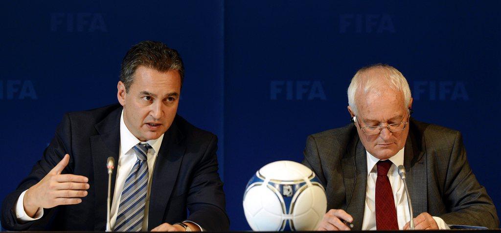 Les positions de Michael J. Garcia (à gauche) et Hans-Joachim Eckert (à droite) divergent au sein de la Fifa. [KEYSTONE - Walter Bieri]