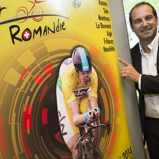 Richard Chassot, à côté de l'affiche du Tour de Romandie 2014. [Jean-Christophe Bott]
