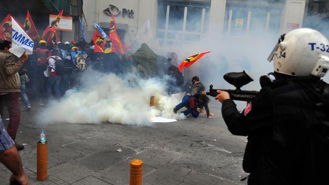 La police turque a réprimé une manifestation de près de 20'000 personnes au gaz lacrymogène, deux jours après l'accident minier de Soma. [OZAN KOSE]