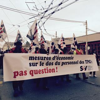 Un peu plus d'une semaine après avoir fait grève, les employés des Transports publics genevois, les TPG, manifestent à Genève jeudi 27 novembre 2014. [Pierre-Antoine Preti]