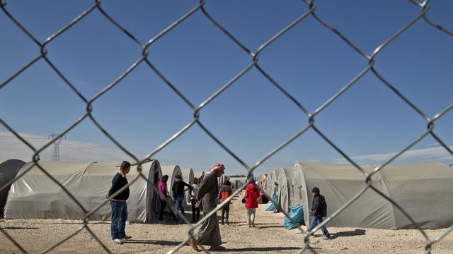 La majorité des réfugiés syriens ont été accueillis dans les pays voisins, ici un camp sur territoire turc. [AP Photo/Vadim Ghirda]