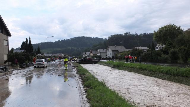 Les cours d'eau atteignent des niveaux inquiétants, comme ici à Berneck (SG). [Kantonspolizei St-Gallen]