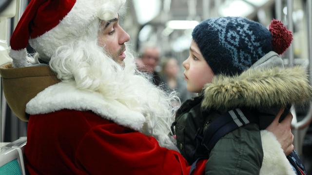 Tahar Rahim en Père Noël et Victor Cabal dans le film d'Alexandre Coffre. [DR]