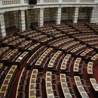 La salle du Parlement grec, vide après le vote des députés. [EPA/Keystone - Yannis Kolesidis]