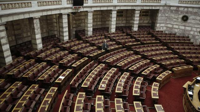 La salle du Parlement grec, vide après le vote des députés. [EPA/Keystone - Yannis Kolesidis]
