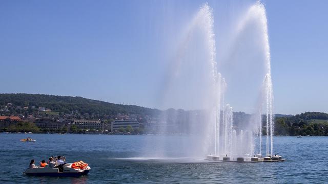 Les amateurs de pédalos ont pu profiter de la chaleur pour se promener sur l'eau samedi (ici sur le lac de Zurich). [Patrick B. Kraemer]